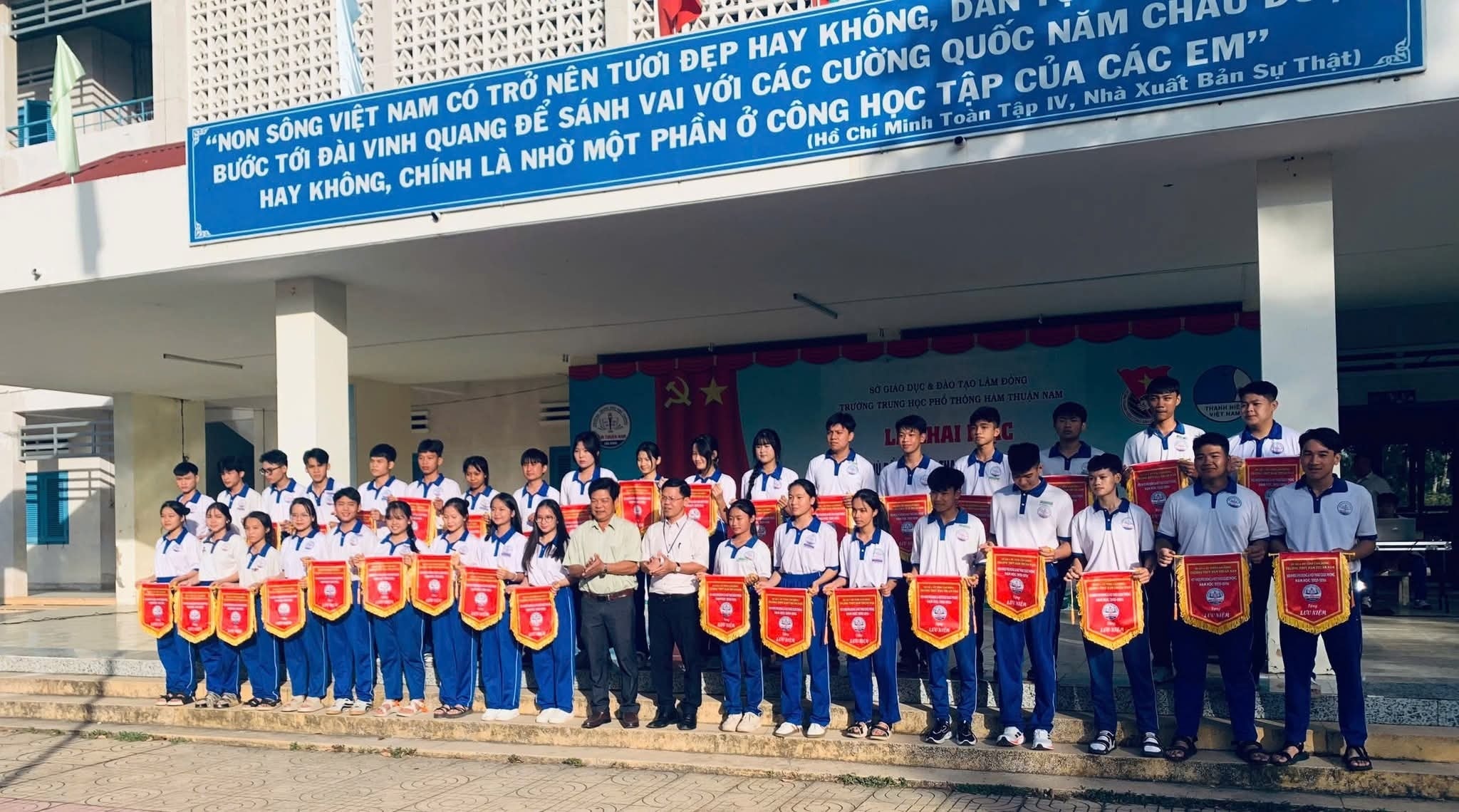 Học sinh nhận thưởng